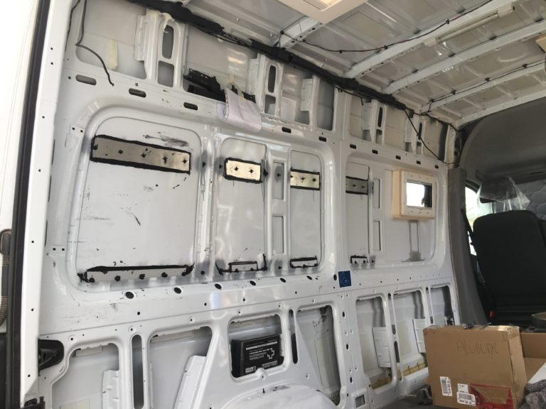 Montage der Airlineschienen an unserem Camper Overlandys