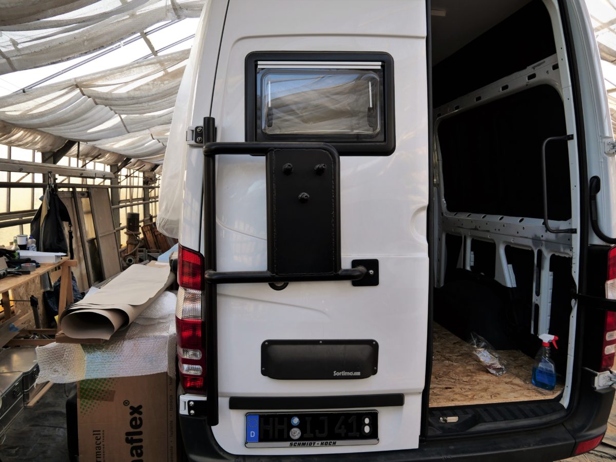 How to readjust the back doors of the Sprinter 316 CDI in 7 steps