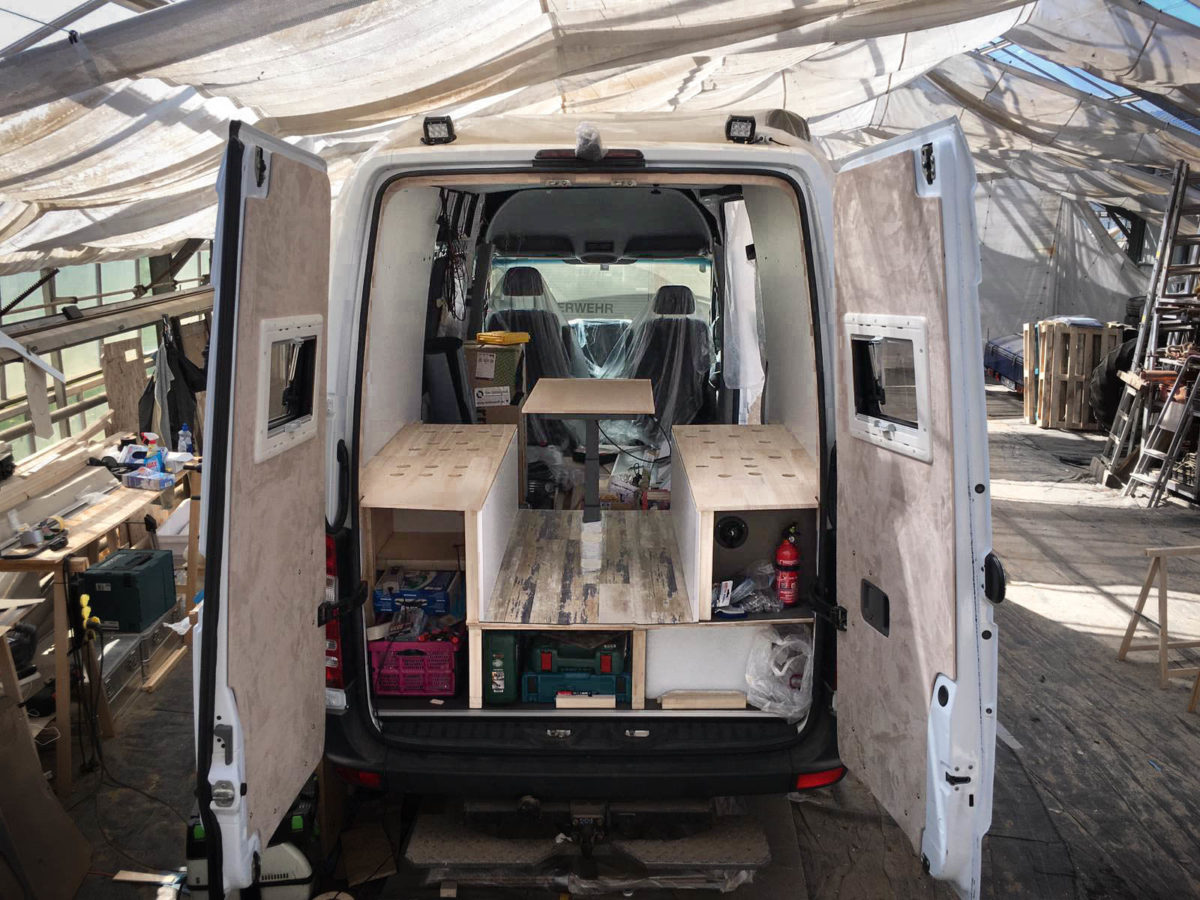 Die Bänke und Sitzflächen mit Klappen – Overlandys