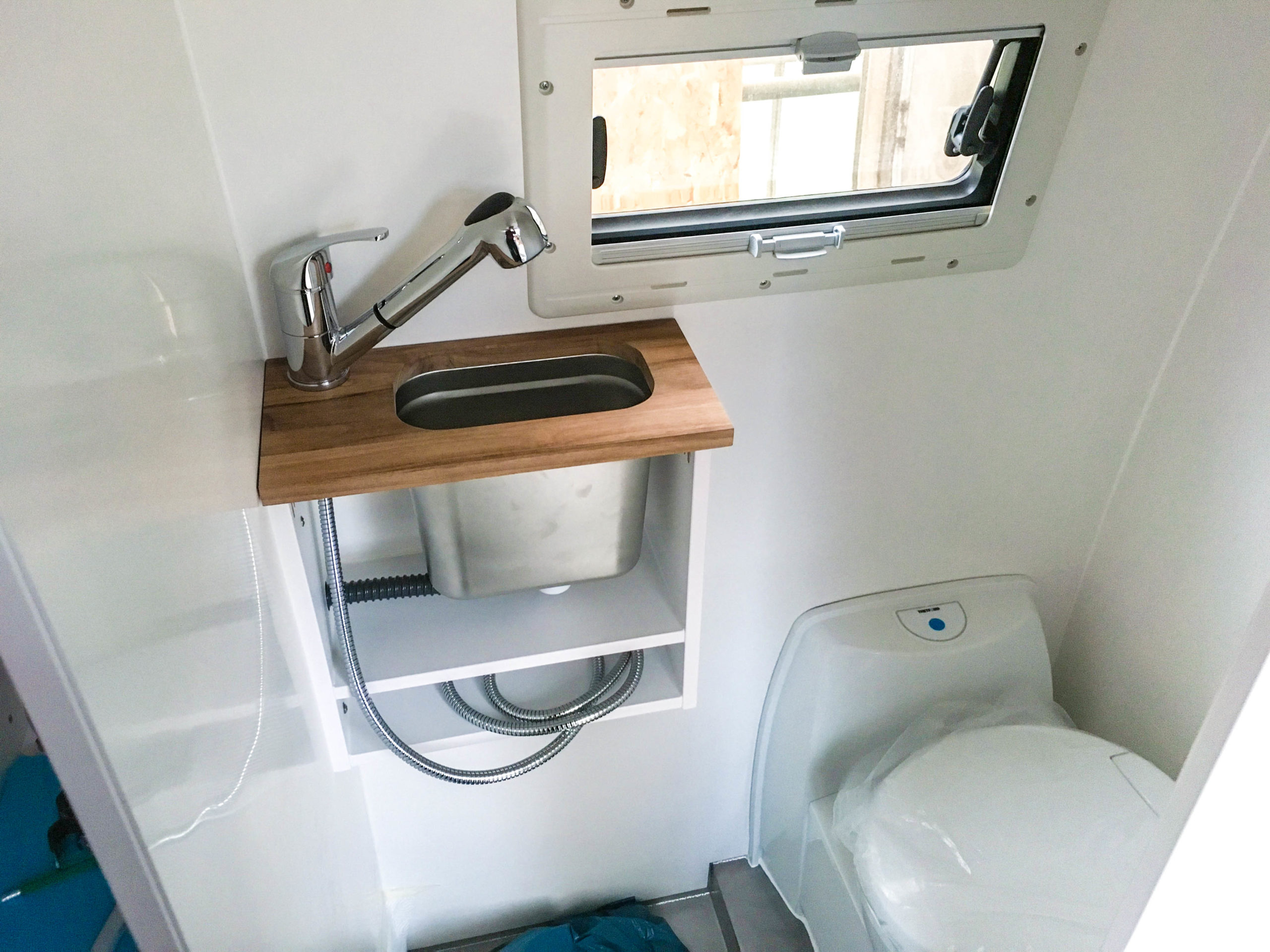Nasszelle mit Dusche und Toilette im Campervan – Overlandys