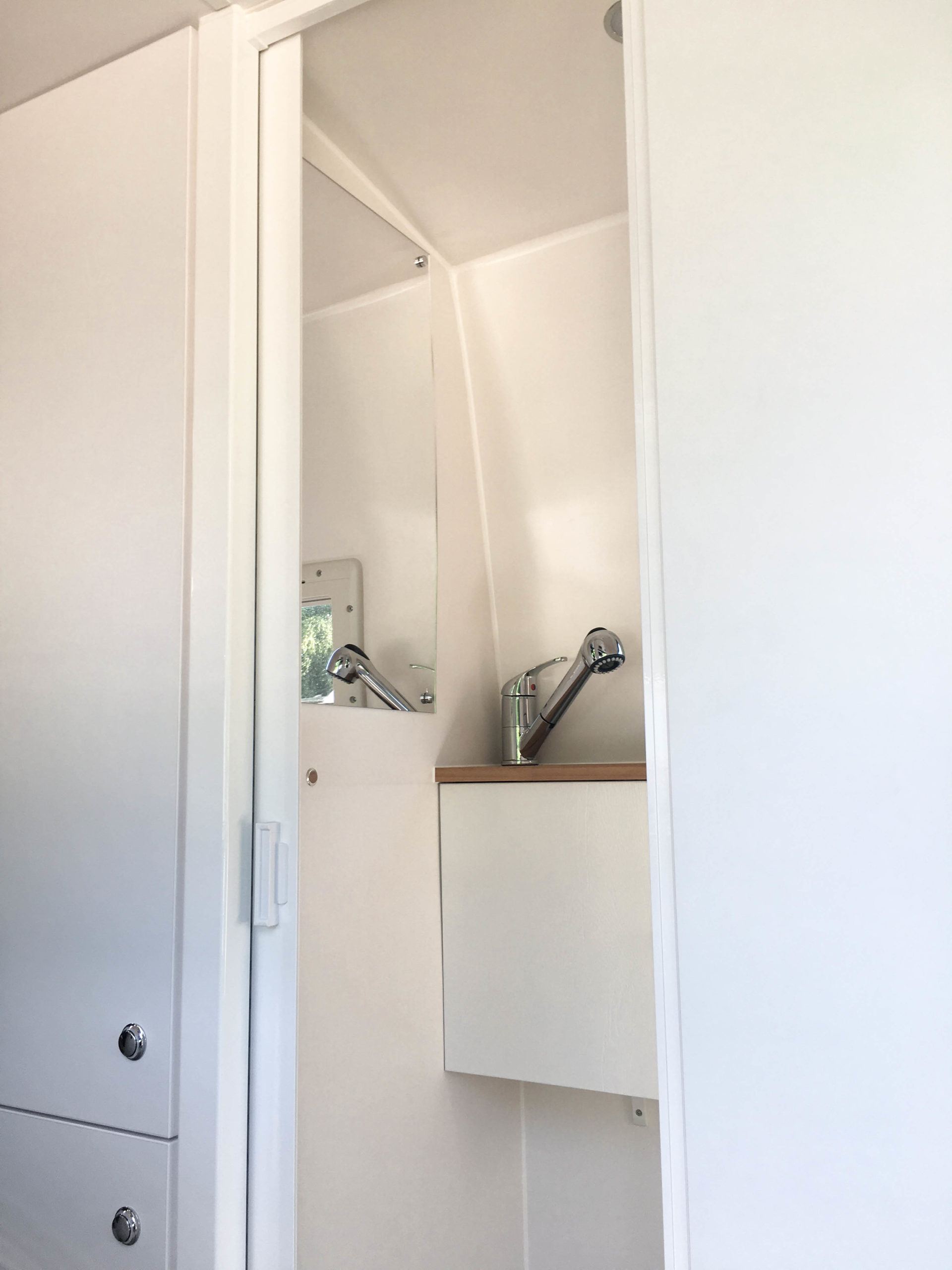 Nasszelle mit Dusche und Toilette im Campervan – Overlandys