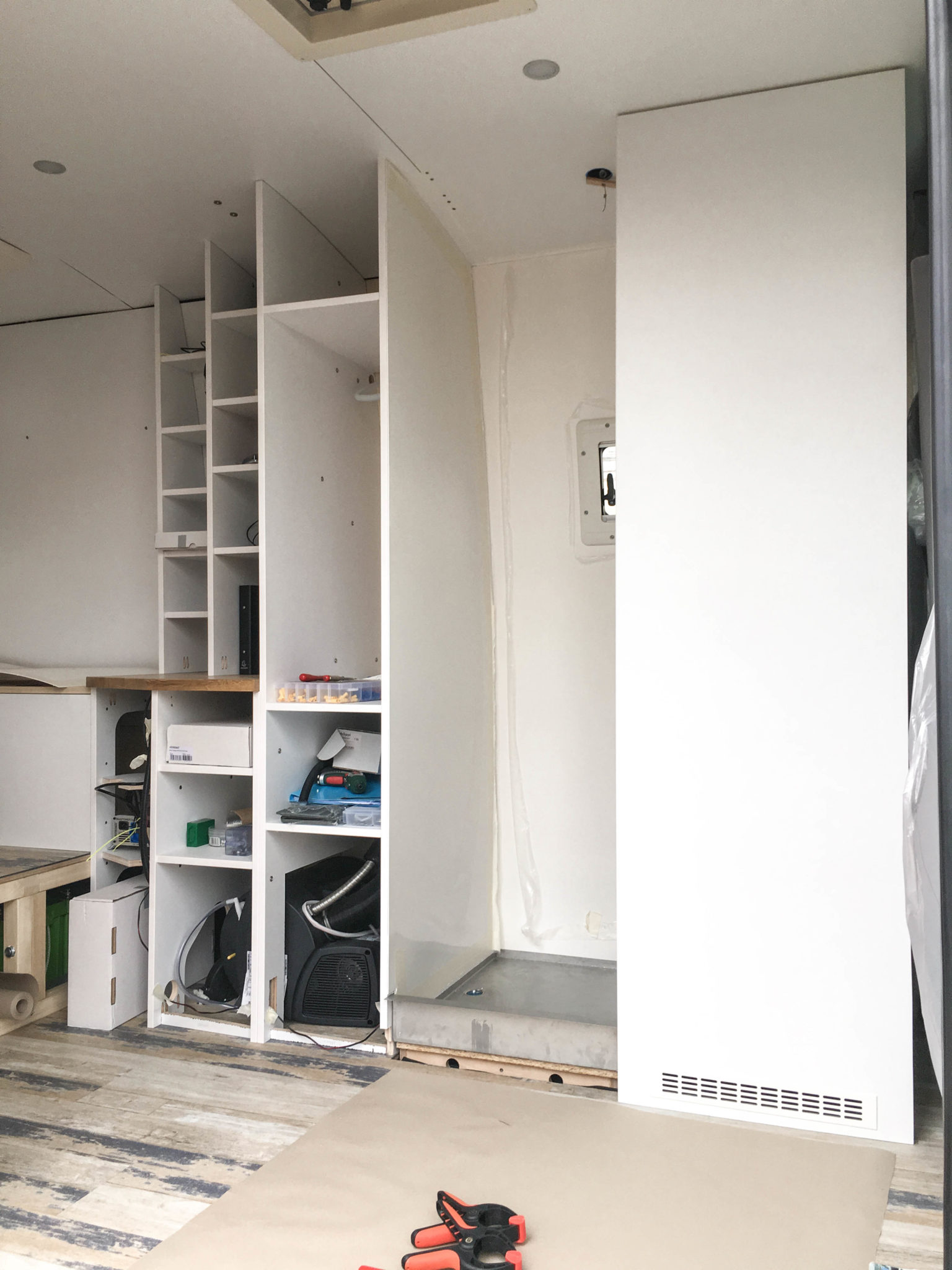 Nasszelle mit Dusche und Toilette im Campervan Overlandys Nasszelle mit Dusche und Toilette im Campervan Overlandys