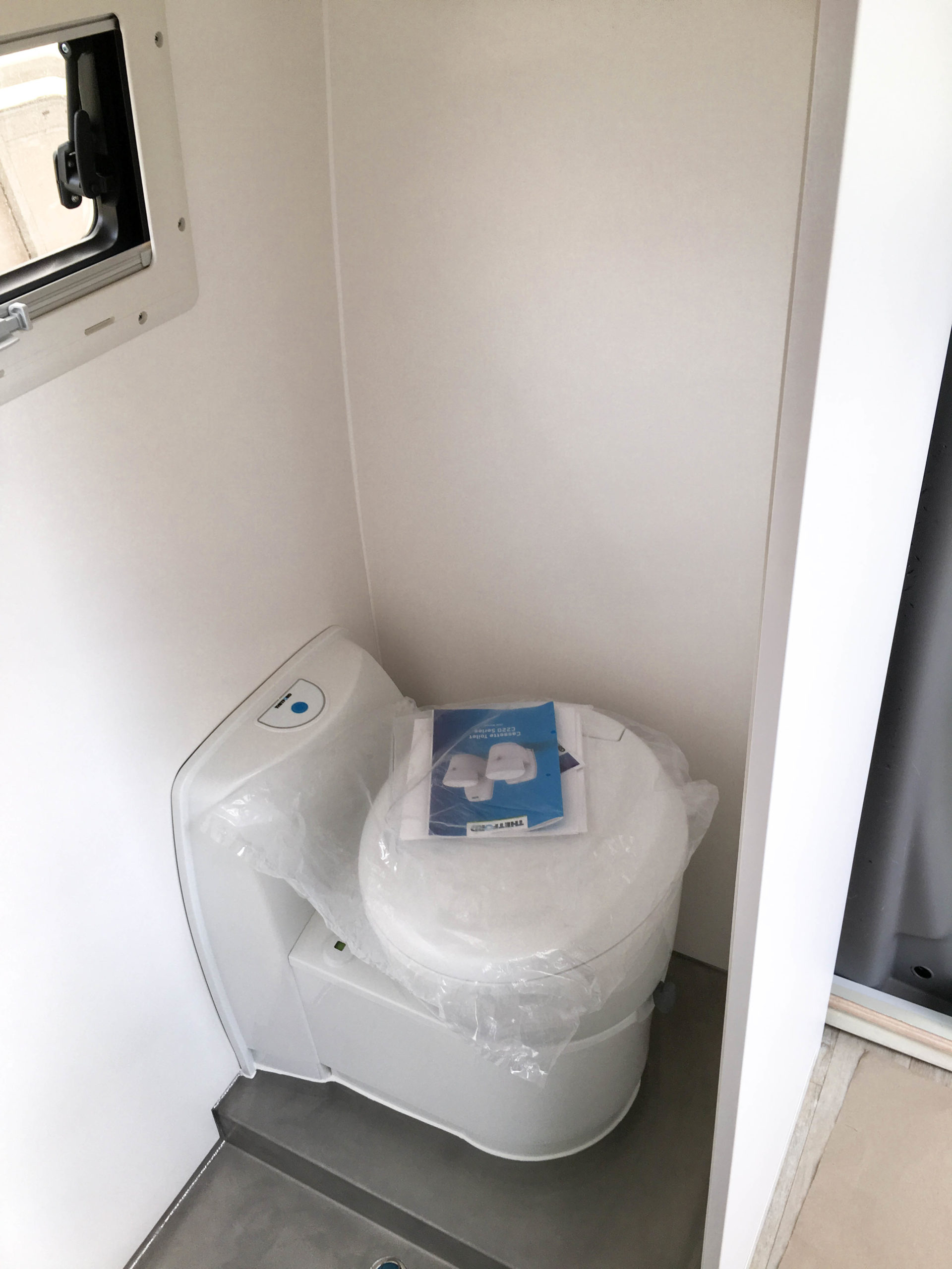 Nasszelle mit Dusche und Toilette im Campervan – Overlandys