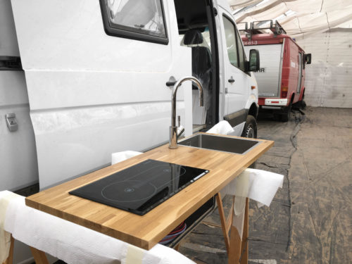 Küchen-Arbeitsplatte in DIY Camper Küche