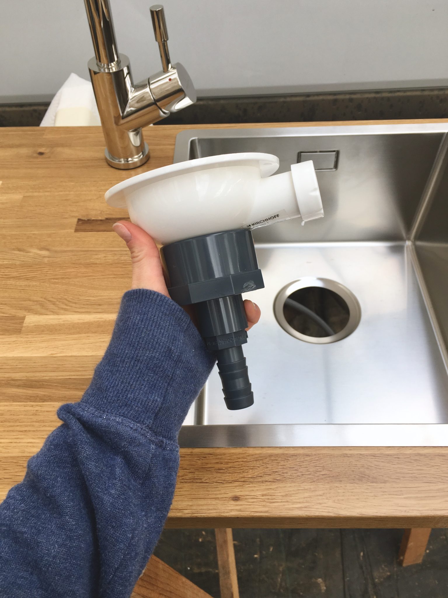 Spüle und Wasserhahn in Camper Küche – Overlandys