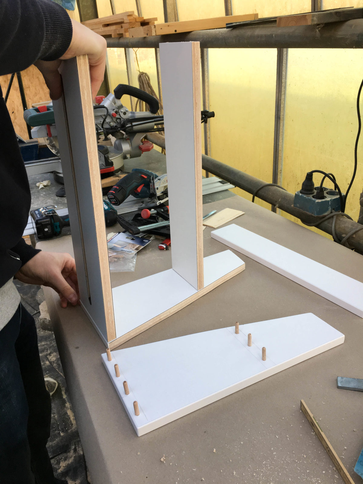 Oberschrank mit Beleuchtung in DIY Camper Küche – Overlandys